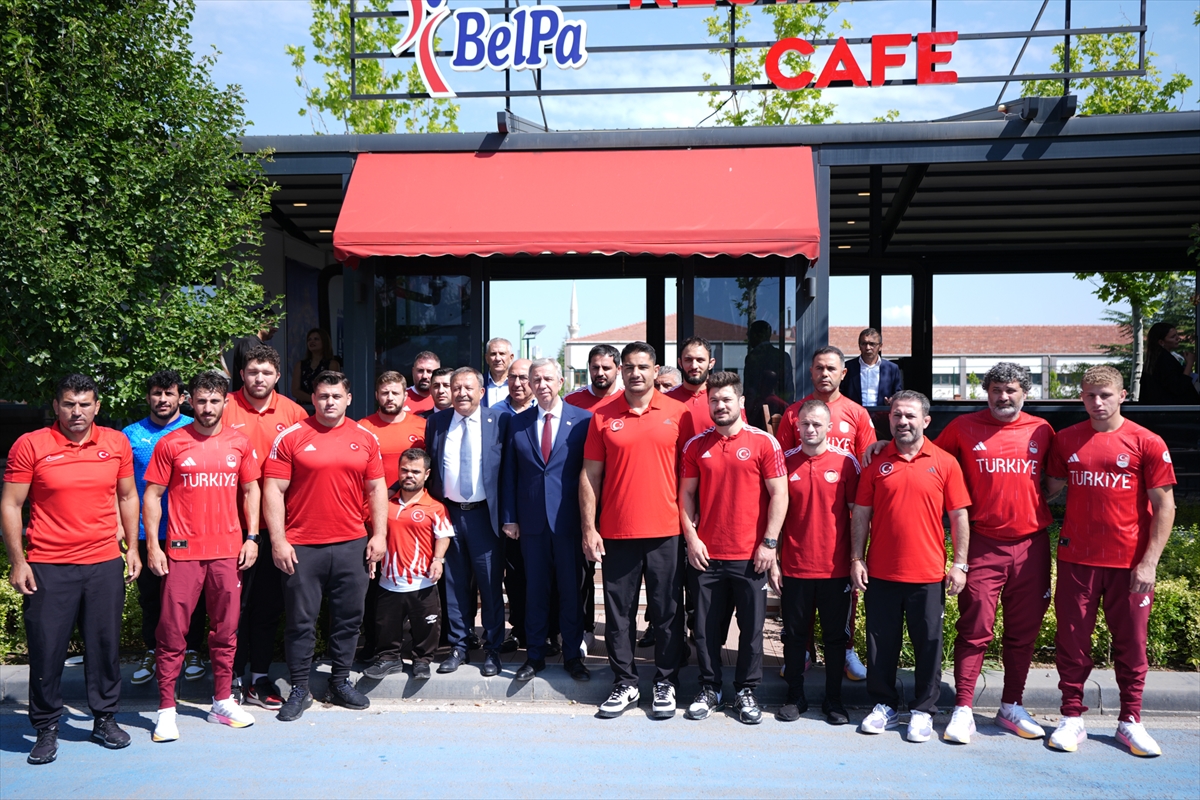 ABB Başkanı Yavaş, olimpiyatlara gidecek sporcularla buluştu