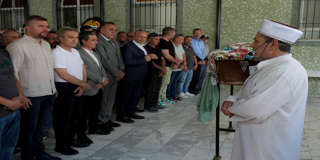 İzmir'in Çeşme ilçesinde, ormanlık ve makilik alanda çıkan yangında hayatını kaybeden 3 kişinin cenazeleri toprağa verildi.