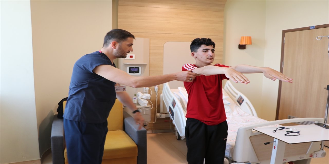 "Arkadaşlarım 'kambur' diye dalga geçiyordu o yüzden okula gitmedim, hep evdeydim."