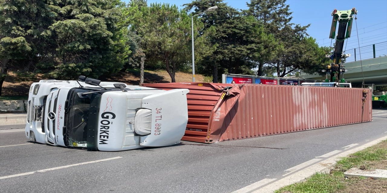 Bakırköy'de bir tırın alt geçide çarparak devrilmesi nedeniyle yol trafiğe kapatıldı.