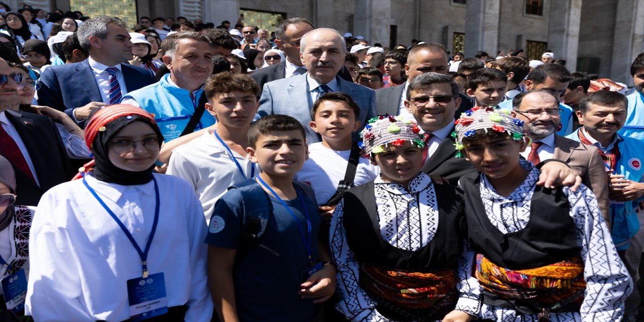 TBMM Başkanı Numan Kurtulmuş, Türkiye'nin çeşitli illerinden Ankara'ya gelen gençlerle Meclis'te görüştü.