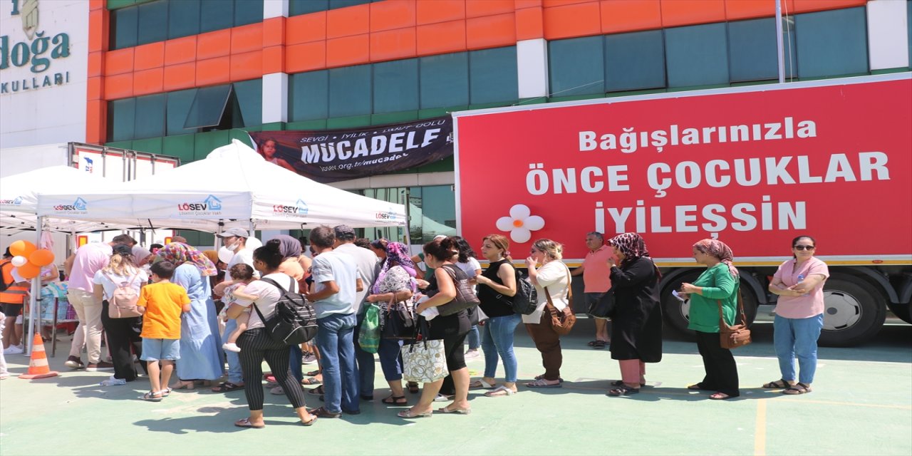 LÖSEV tarafınca hayata geçirilen "İyilik Tırı", Hatay'daki kanser hastası çocuklar ile ailelerine yardım malzemesi ulaştırdı.