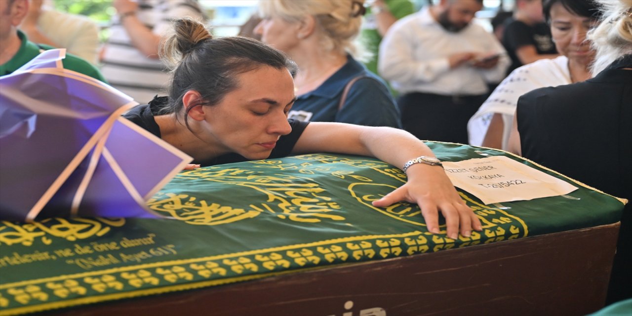 Adana'da 82 yaşında hayatını kaybeden tiyatro sanatçısı, sinema ve dizi oyuncusu Şener Kökkaya, son yolculuğuna uğurlandı.