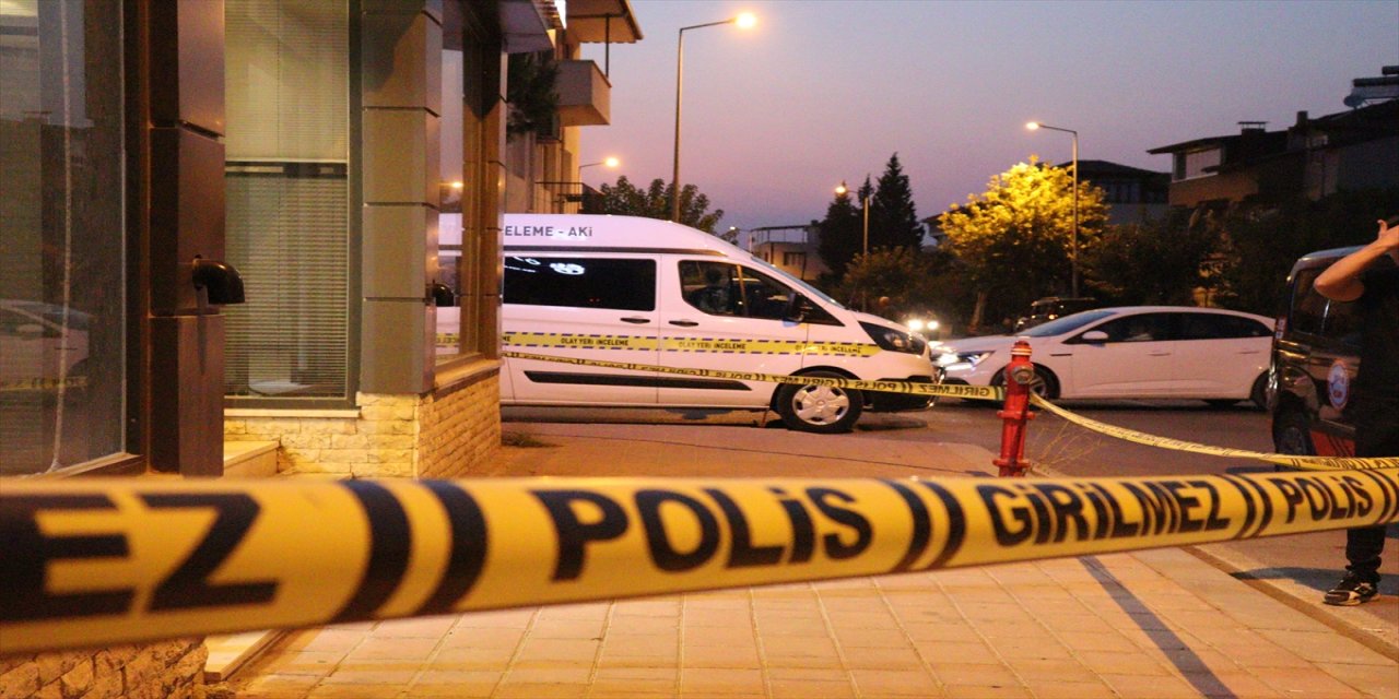 Denizli'nin Merkezefendi ilçesinde kaldırımda yürüdüğü sırada silahlı saldırıya uğrayan kişi, hastaneye kaldırıldı.