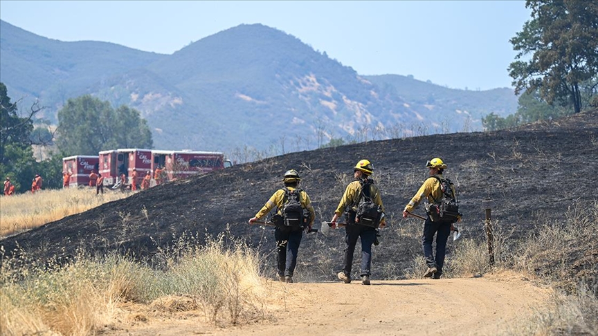 California'da orman yangınları yerleşim yerlerine sıçradı