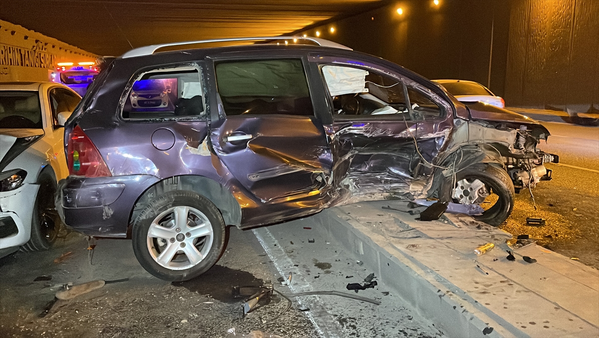 Diyarbakır'da 3 otomobilin çarpıştığı kazada 5 kişi yaralandı