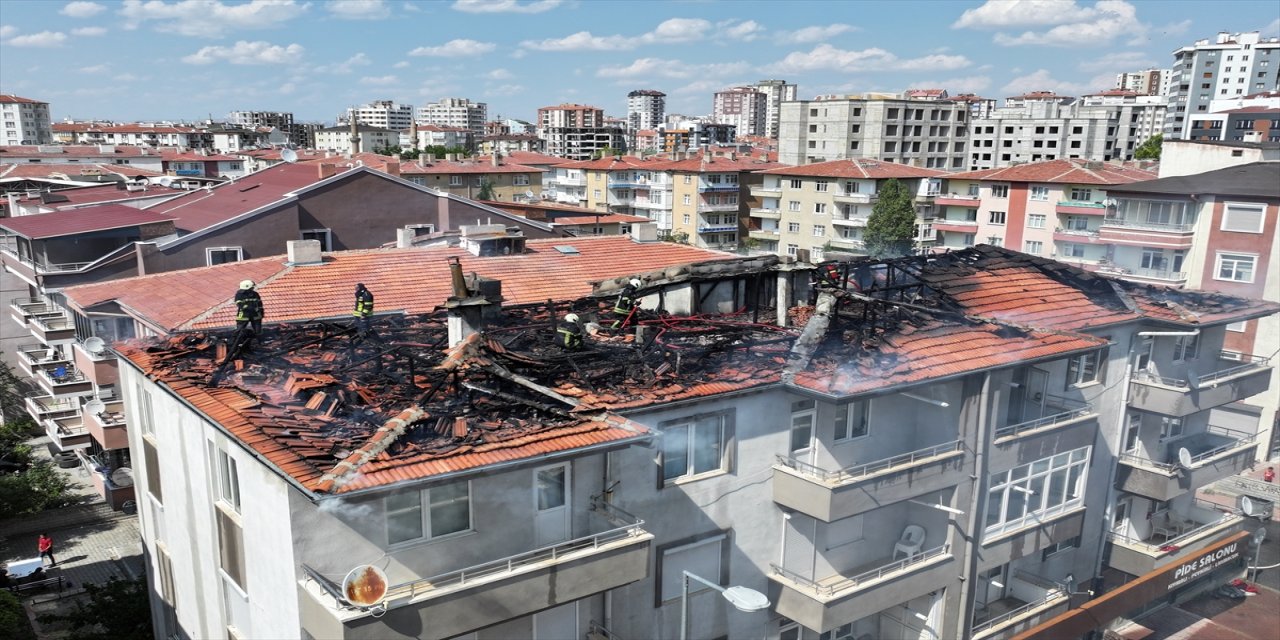 Kayseri'nin Talas ilçesinde 3 katlı binanın çatısında çıkan yangın hasara yol açtı.