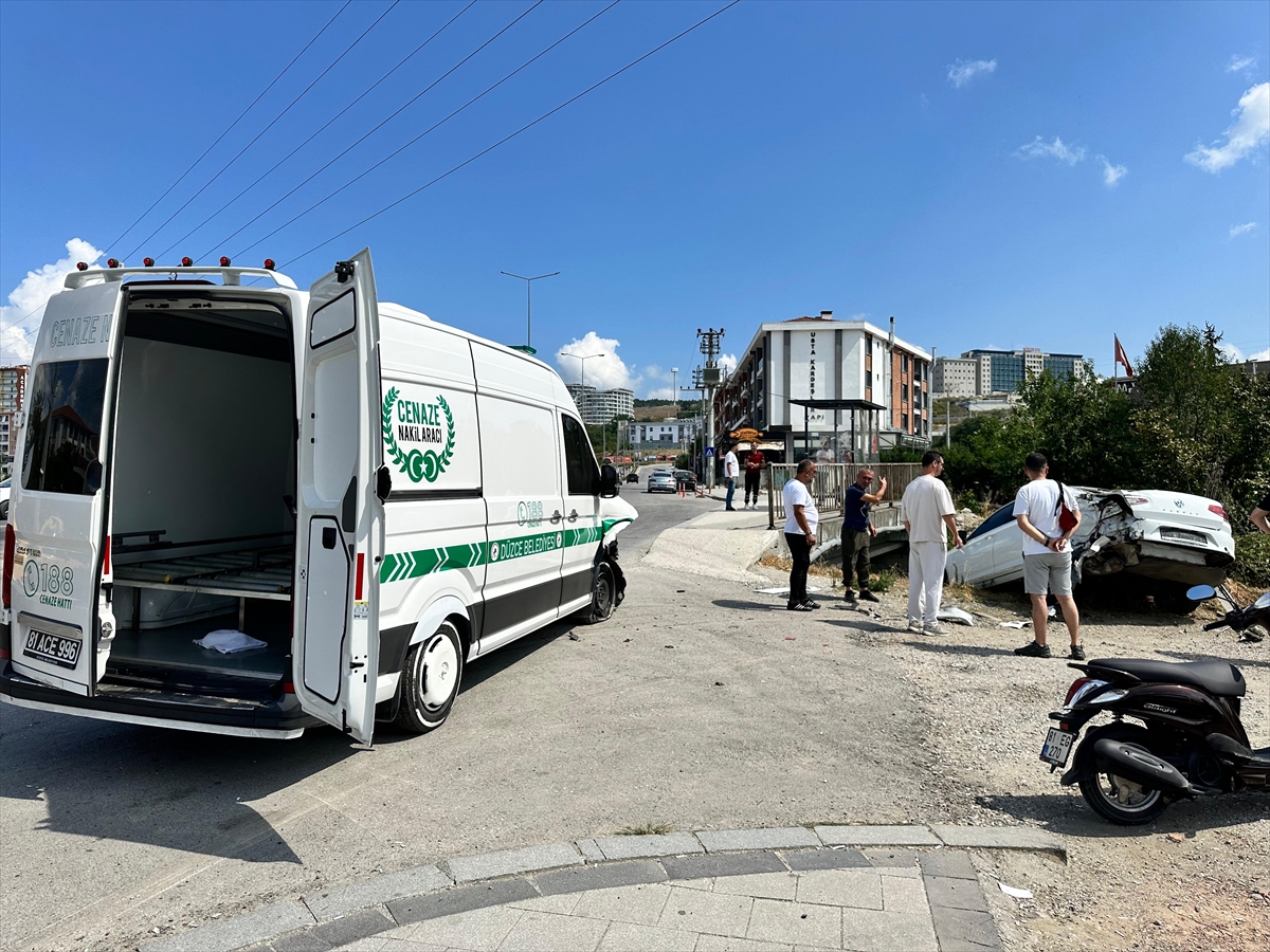Düzce'de cenaze nakil aracı otomobile çarptı