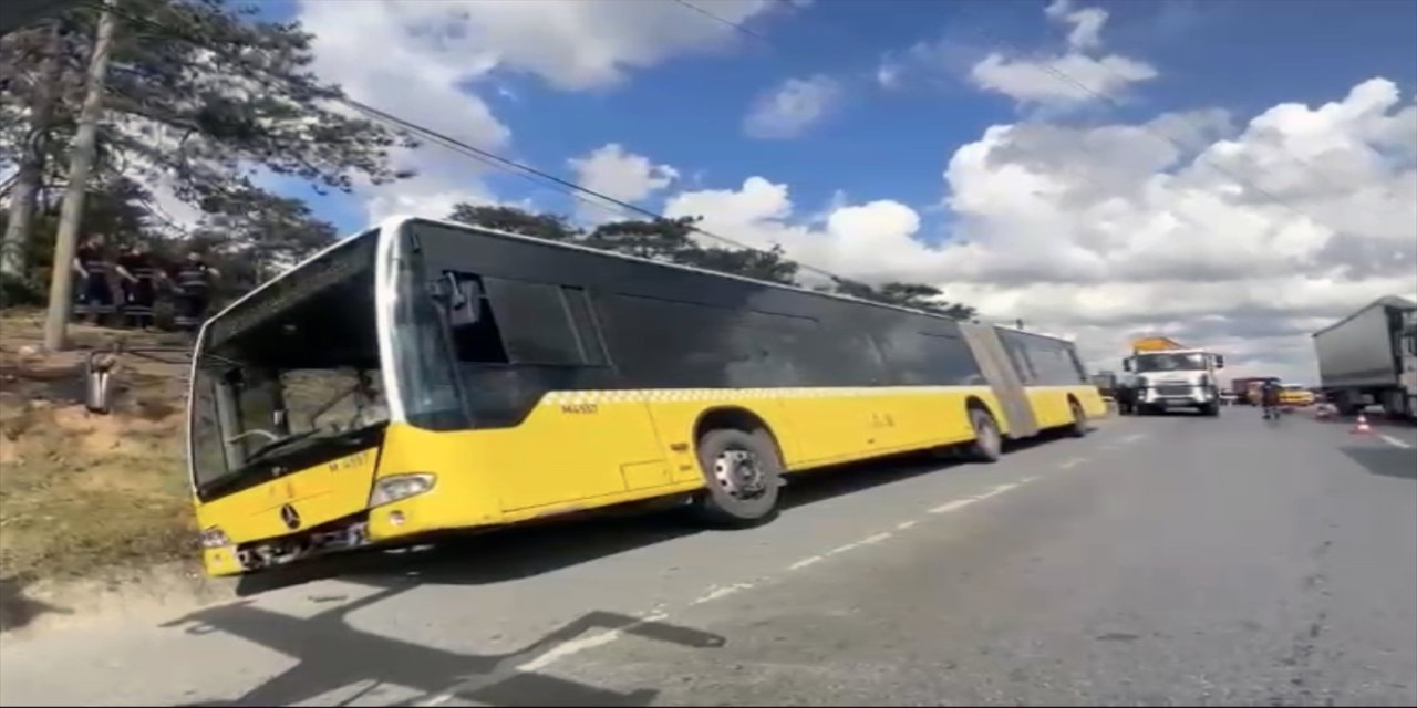Arnavutköy'de İETT otobüsü, yol kenarındaki yağmur suyu kanalına düştü.