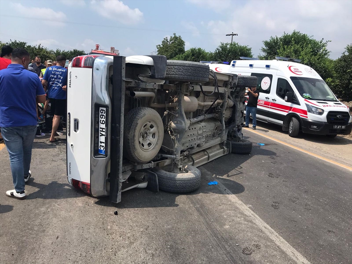 Hatay'da devrilen pikaptaki 4 kişi yaralandı