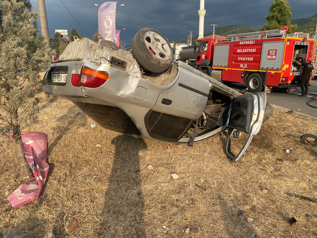 Düzce'de yolda tehlikeli ilerleyen otomobillerin çarpıştığı kazada sürücüler yaralandı