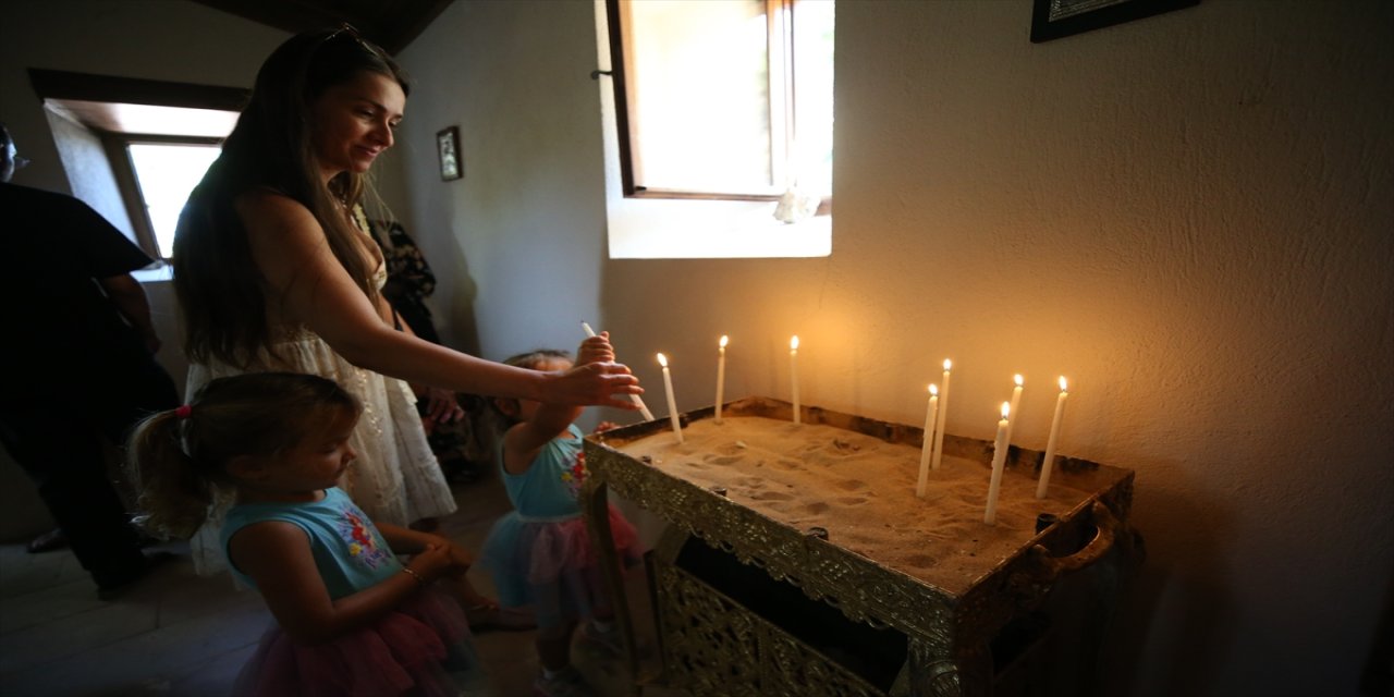 Çanakkale'nin Bozcaada ilçesinde Rumlar, Aya Paraskevi Günü dolayısıyla Ayazma Manastırı'nda düzenlenen ayinde bir araya geldi.
