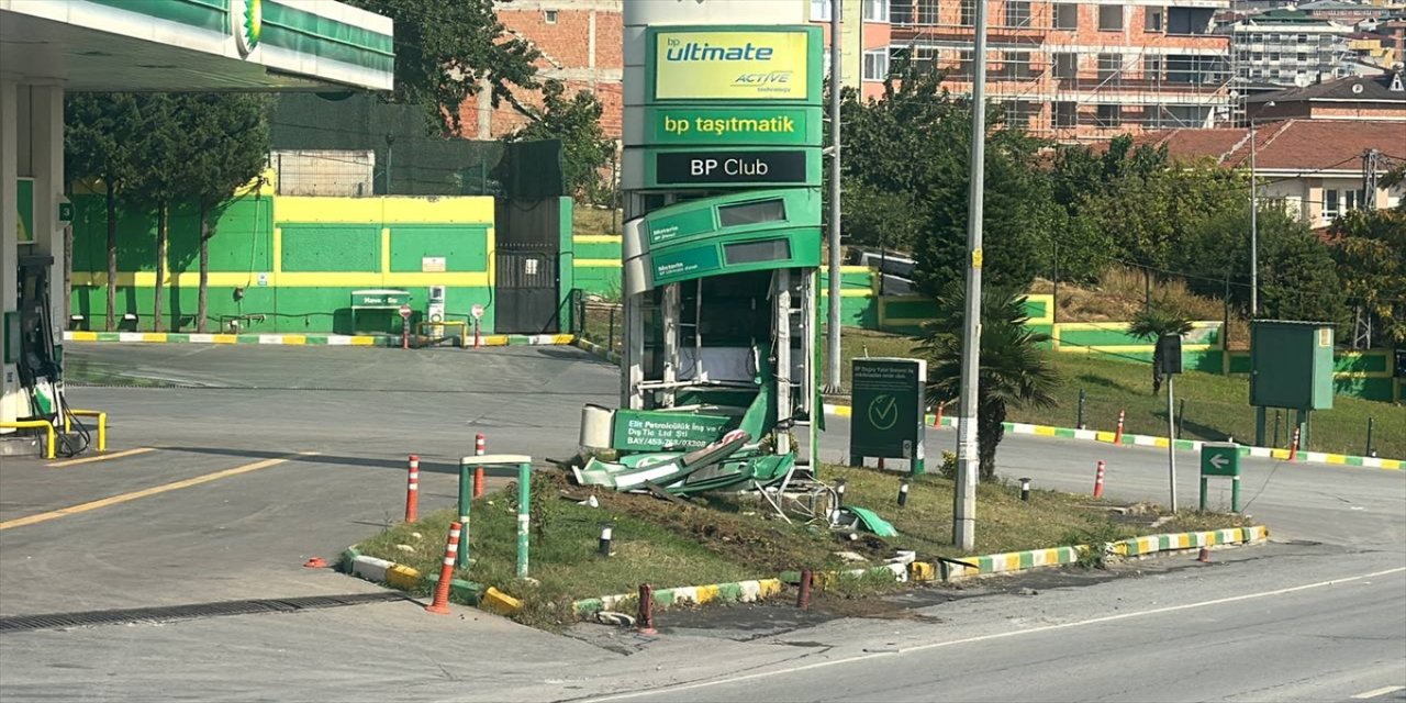Avcılar'da kontrolden çıkan İETT otobüsü 3 araca çarptı, 1'i ağır 3 kişi yaralandı.