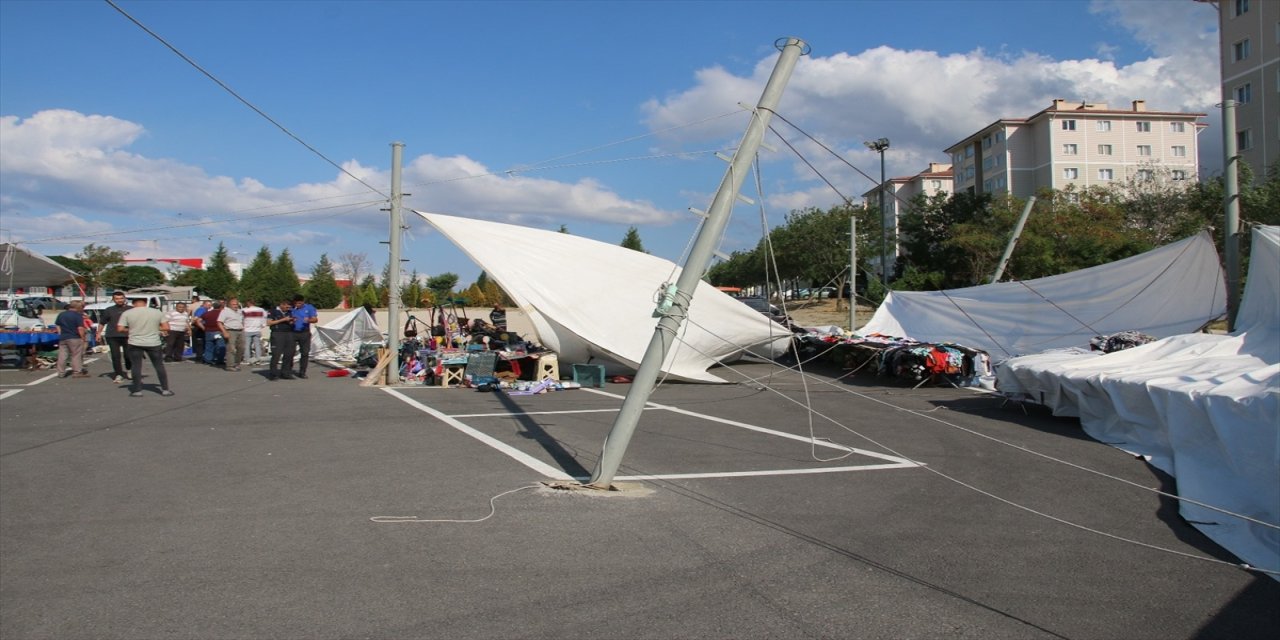 Kütahya'da etkili olan kuvvetli rüzgar pazar esnafının çadırlarını uçurdu, tezgahlarını devirdi.