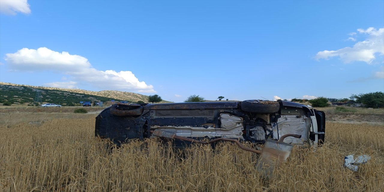 Afyonkarahisar'ın Dinar ilçesinde tarlaya devrilen otomobildeki biri çocuk, 5 kişi yaralandı.