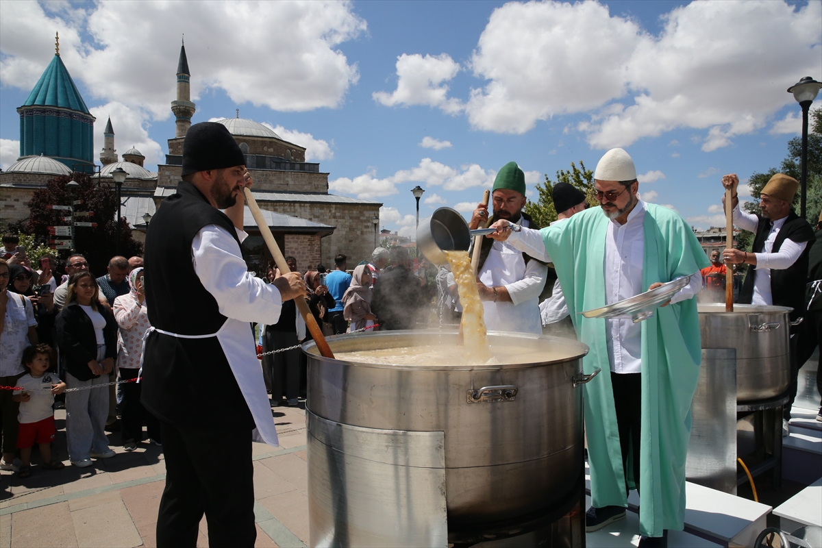 Mevlana'nın dergahında pişirilen aşure ziyaretçilere ikram edildi