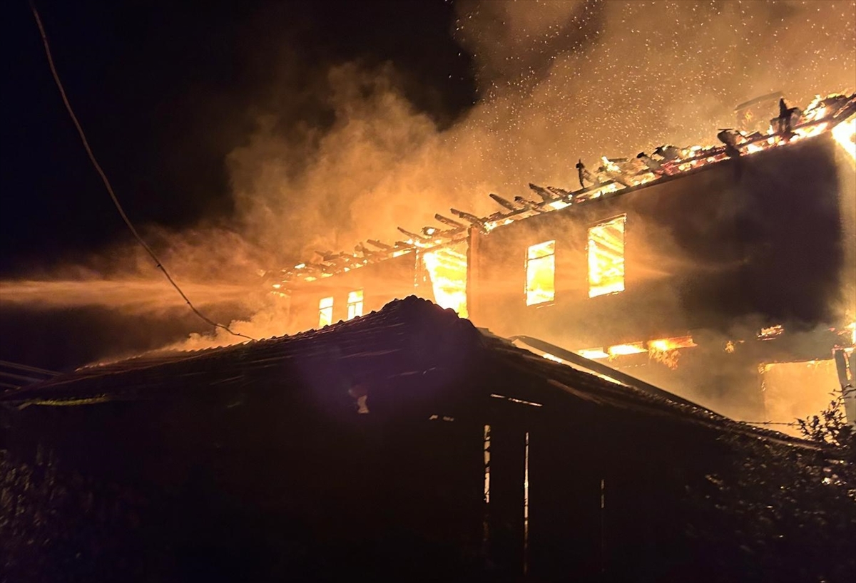 Kastamonu'un Taşköprü ilçesinde çıkan yangında 3 katlı ev kullanılamaz hale geldi
