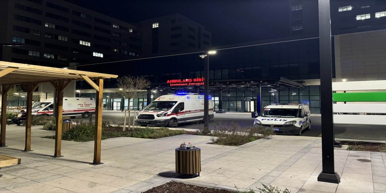 İzmir'in Seferihisar ilçesinde teknede meydana gelen patlamada 6 kişi yaralandı.