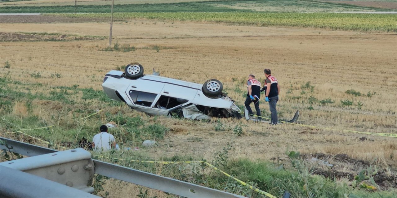 Çorum'da otomobilin devrilmesi sonucu 1 kadın öldü, 2 yaşındaki kızı ağır yaralandı.