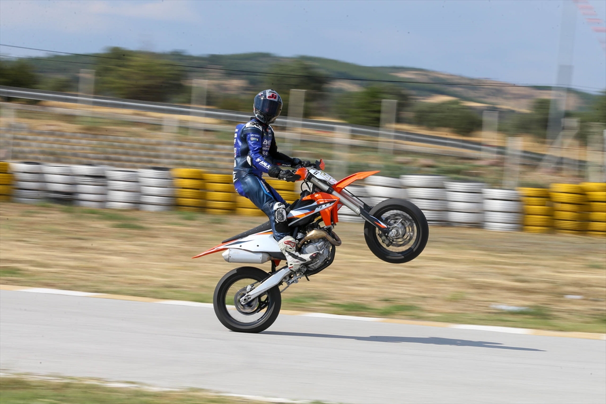 Milli motosikletçi Asrın Rodi Pak, EWC'de iddiasını sürdürüyor