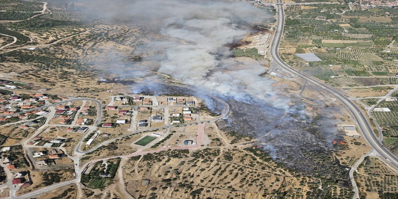 İzmir'in Menemen ilçesinde makilik ve otluk alanda çıkan yangına havadan ve karadan müdahale ediliyor.