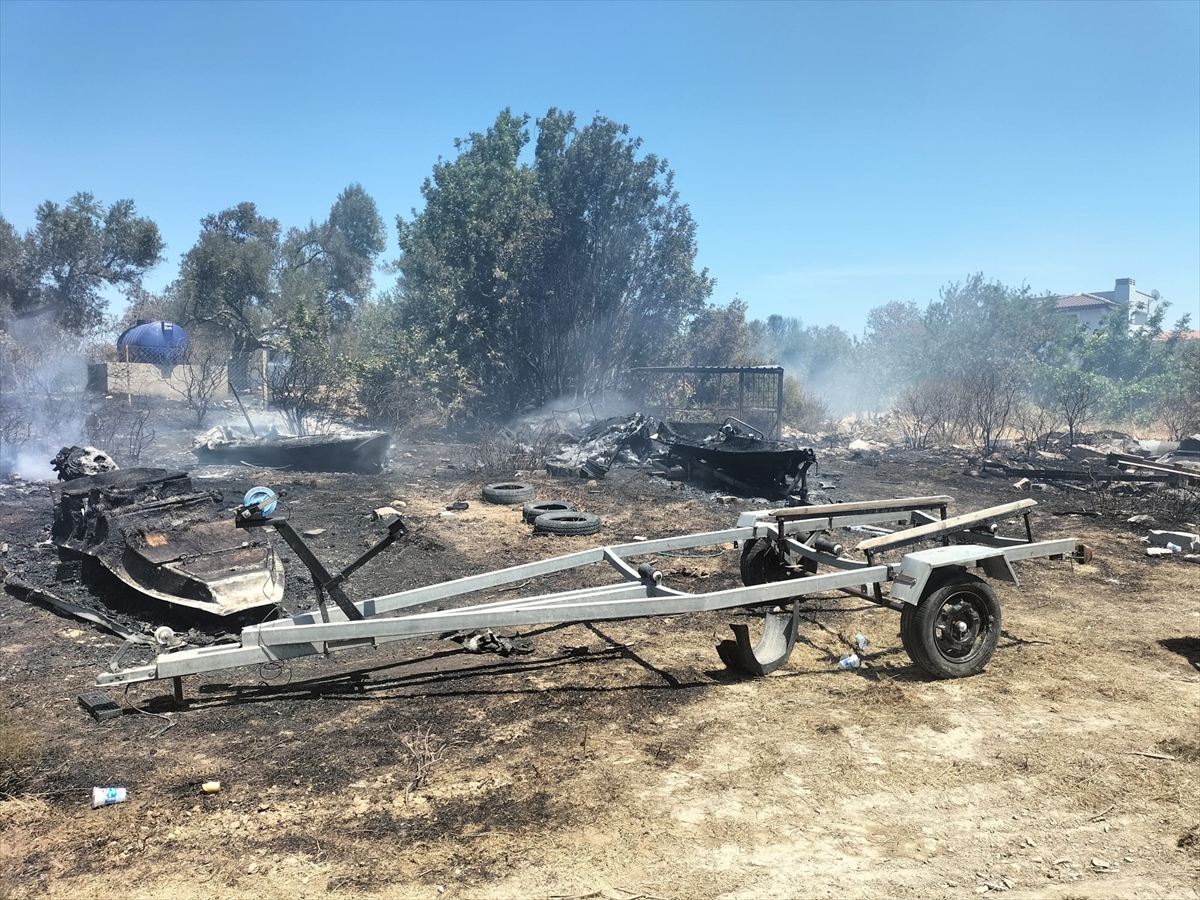 Çeşme'de makilik ve otluk alan yangını kontrol altına alındı