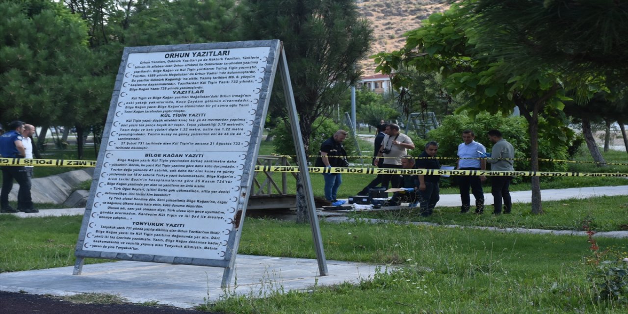 Afyonkarahisar'da bir parkta kavga ettiği kız arkadaşını bıçakla öldüren şüpheli gözaltına alındı.