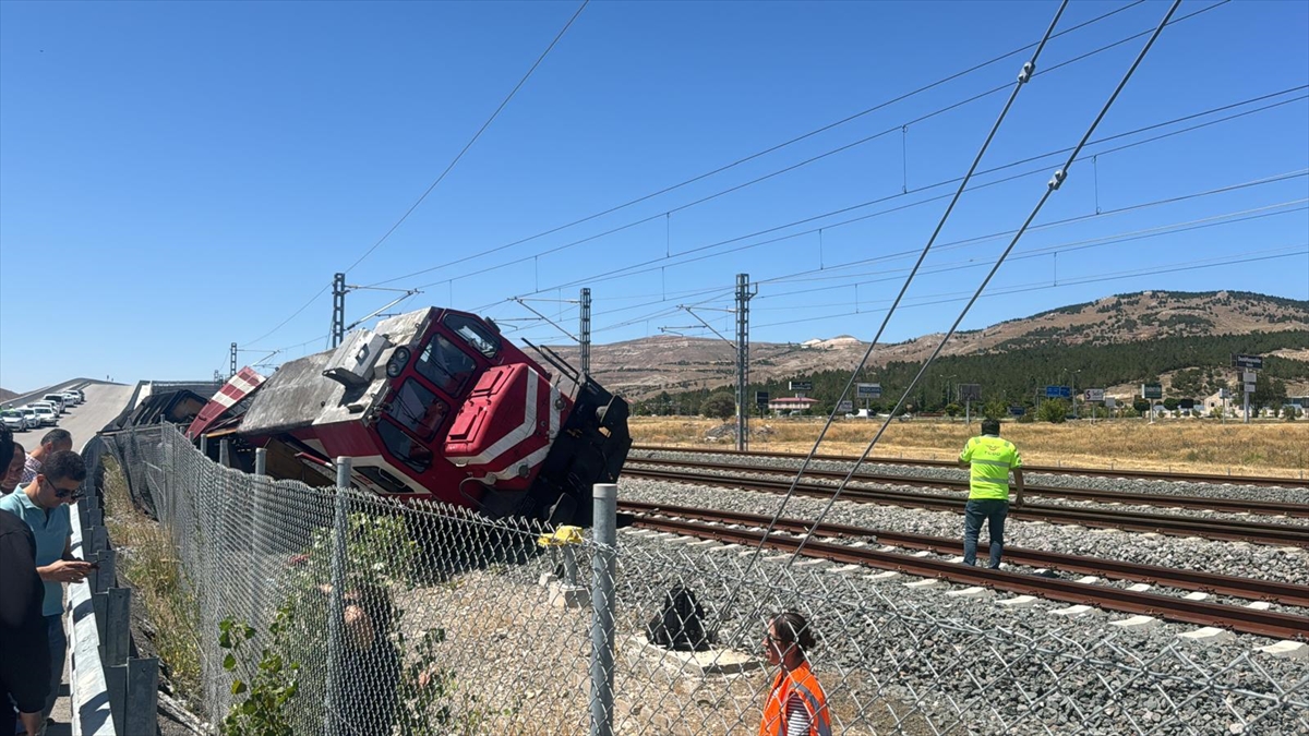 Sivas'ta lokomotif devrildi 2 kişi yaralandı