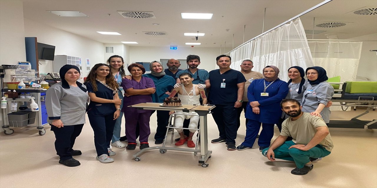 Eskişehir Şehir Hastanesi'nde 18 ameliyat geçiren üniversiteli genç yaşama tutundu.