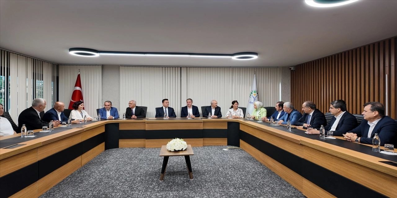 Ali Babacan ve Kemal Kılıçdaroğu, Tuncer Bakırhan'a vefat eden annesi İpek Bakırhan için taziye ziyaretinde bulundu.