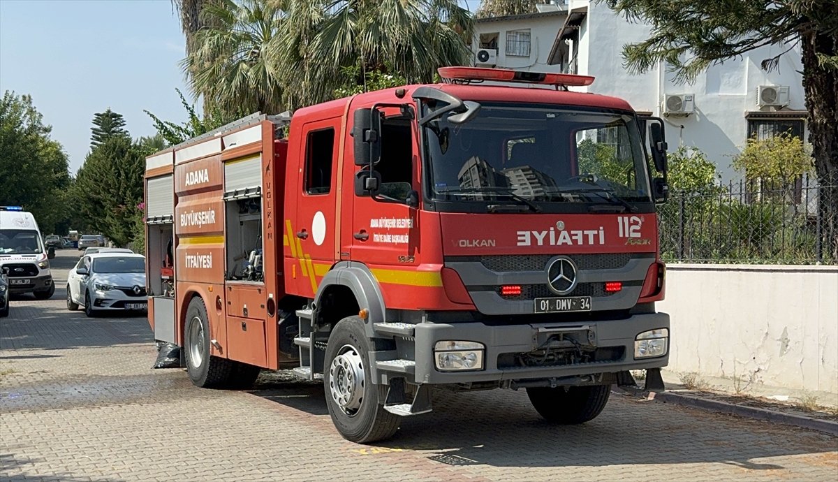 Adana'da bir binanın çatısında çıkan yangın hasara yol açtı