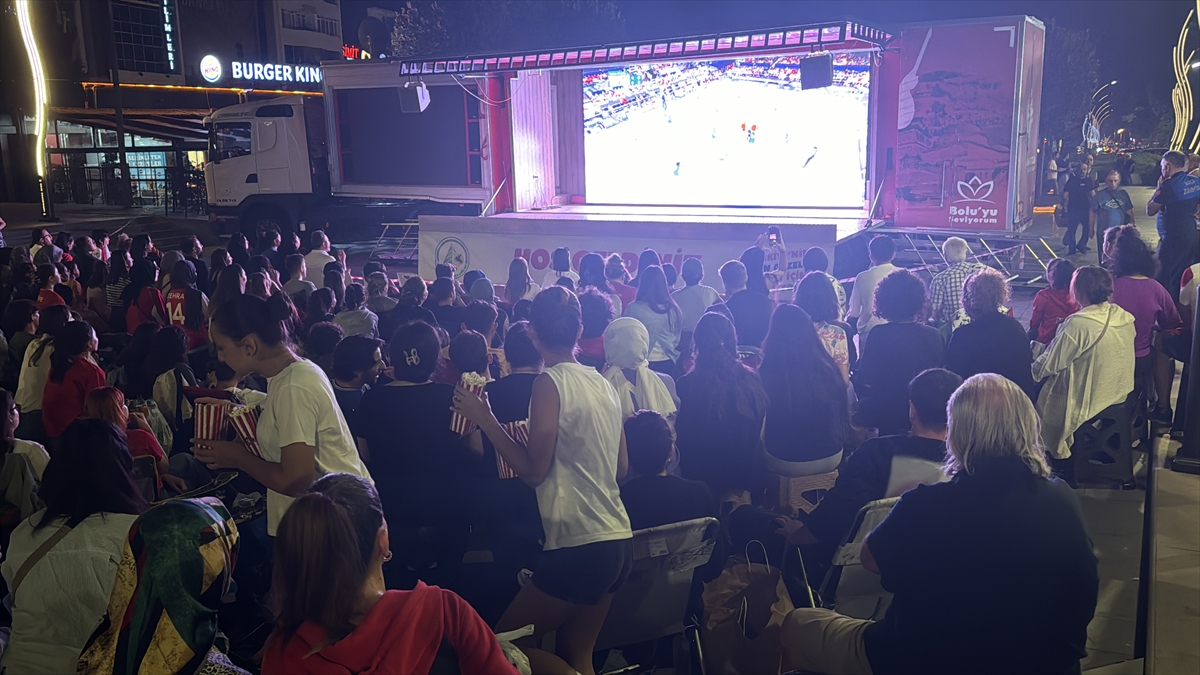 Dev ekrandan izlediler