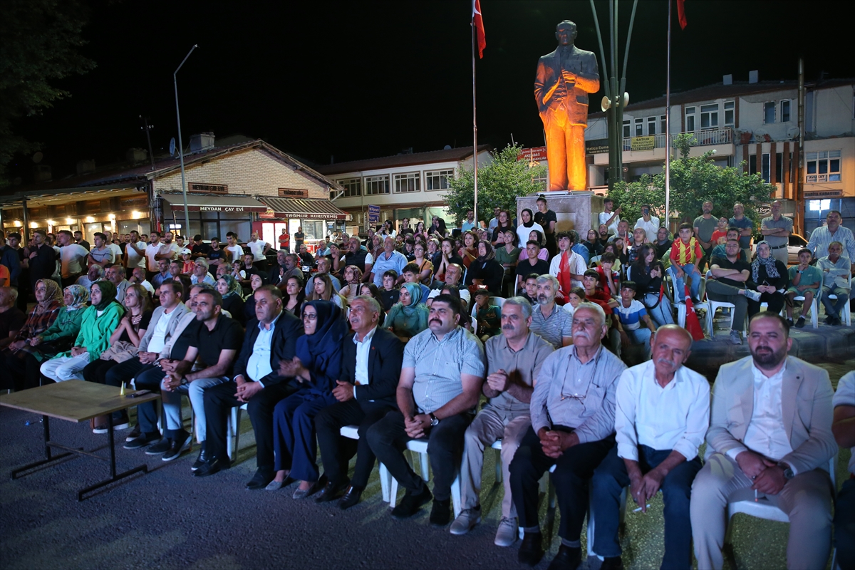 Milli boksör Hatice Akbaş'ın final maçını ailesi ve hemşehrileri dev ekrandan izledi