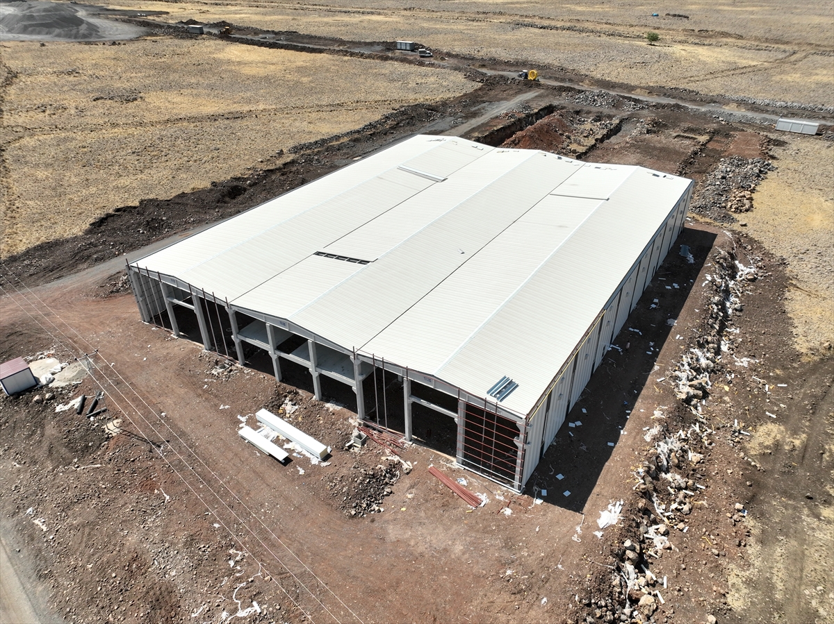 Diyarbakır'da Karacadağ OSB'de fabrikalar yükselmeye başladı