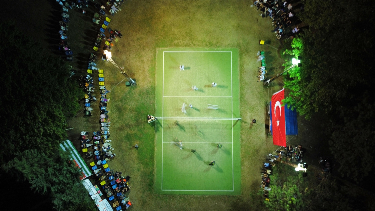 Düzce'de köylüler 30 yıldır spor ve dostluğun kazandığı voleybol turnuvası düzenliyor