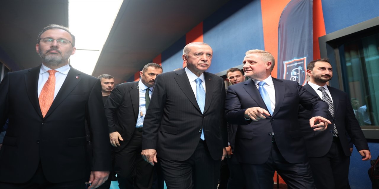 "Futbol Akademisi'nin de hizmete girmesiyle İstanbul Başakşehir'in başarı grafiği inşallah daha da yükselecektir"