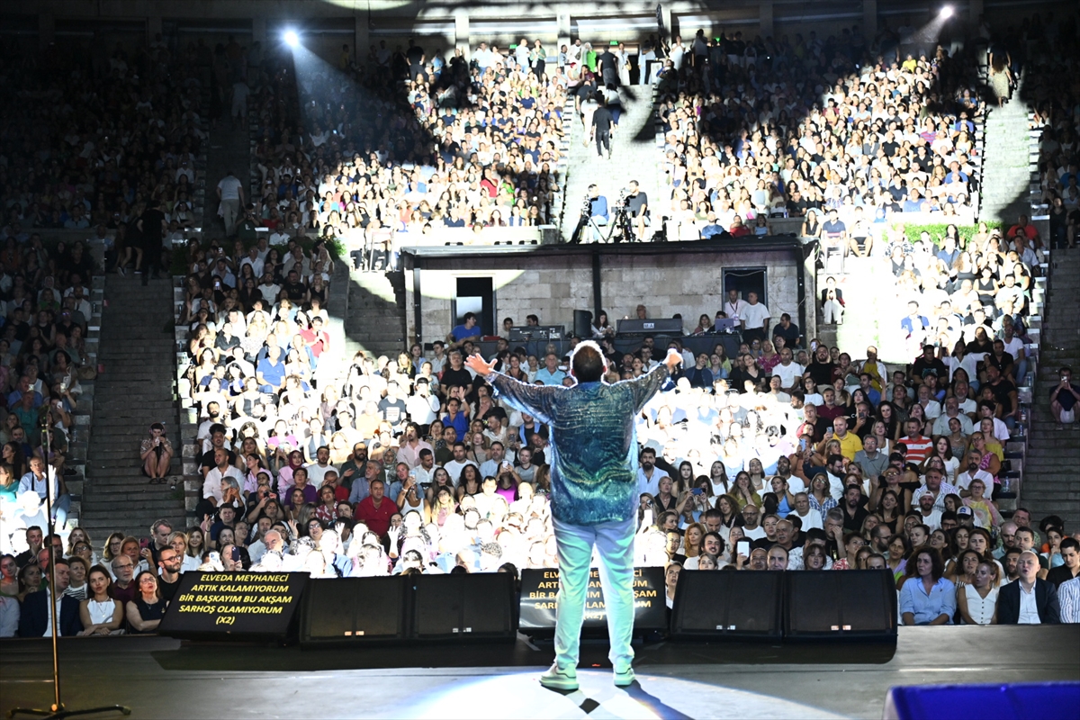 Ata Demirer, Harbiye Açıkhava'da sahne aldı