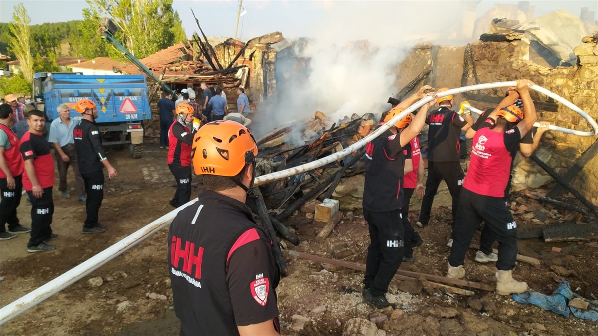 Kütahya'da ekmek fırınında çıkıp samanlık ve ahıra sıçrayan yangın söndürüldü