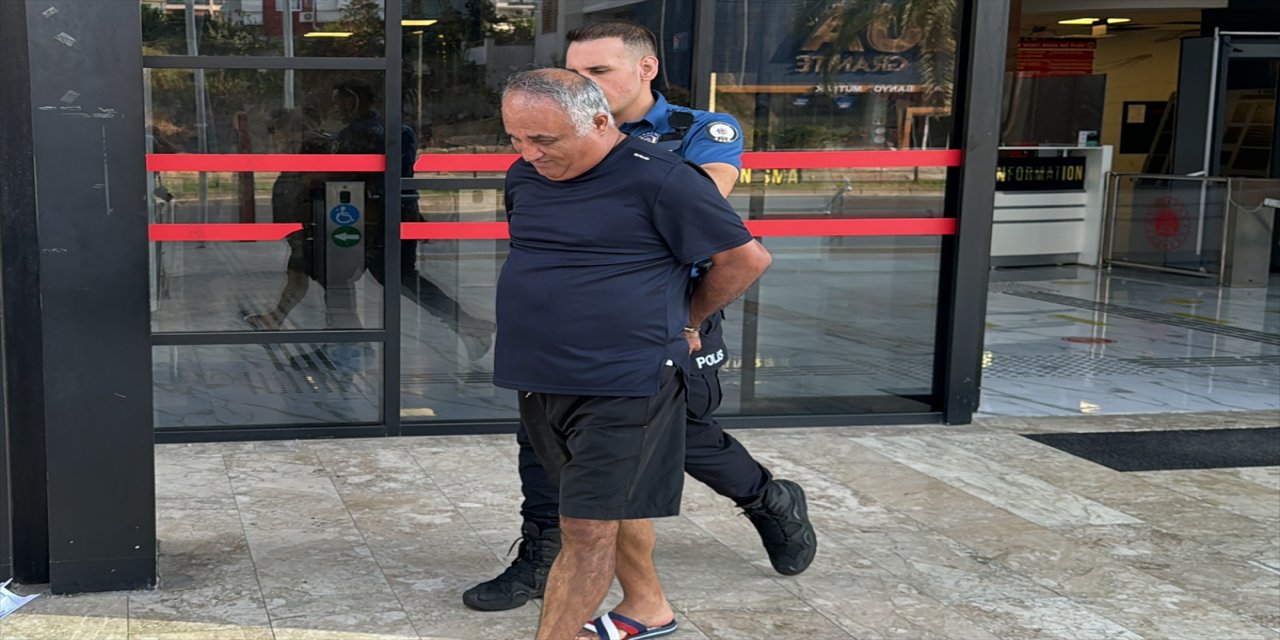 Öğrencilerin müstehcen görüntülerini çektiği iddiasıyla gözaltına alınan özel satranç kursu sahibi tutuklandı.