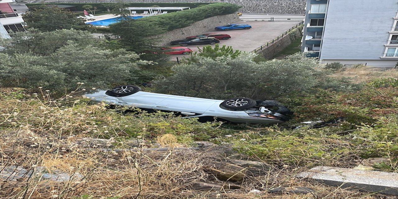 Bursa'nın Mudanya ilçesinde otomobilin uçuruma yuvarlanması sonucu 4 kişi yaralandı.