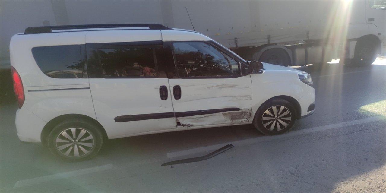 Bursa'nın Orhangazi ilçesinde, hafif ticari araçla çarpışan motosikletin sürücüsü hayatını kaybetti.