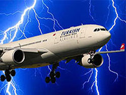 Bakanın uçağına yıldırım çarptı