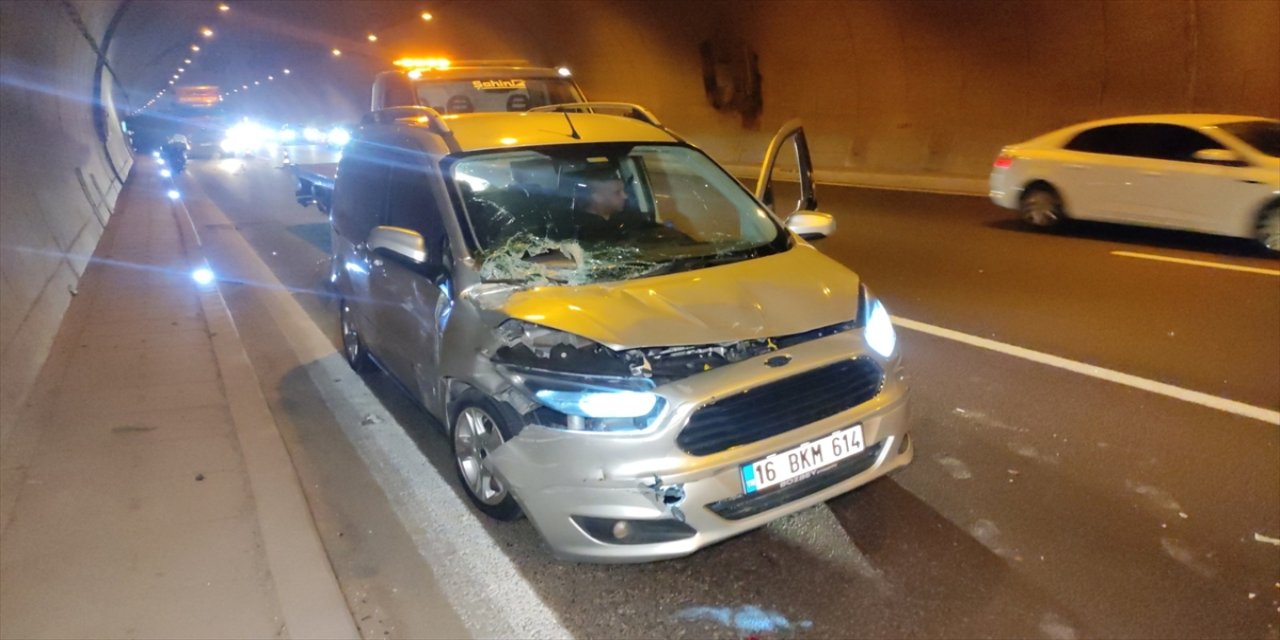 Orhangazi Tüneli'nde arızalanan tırın iki otomobile çarpması sonucu otoyolda uzun araç kuyruğu oluştu.