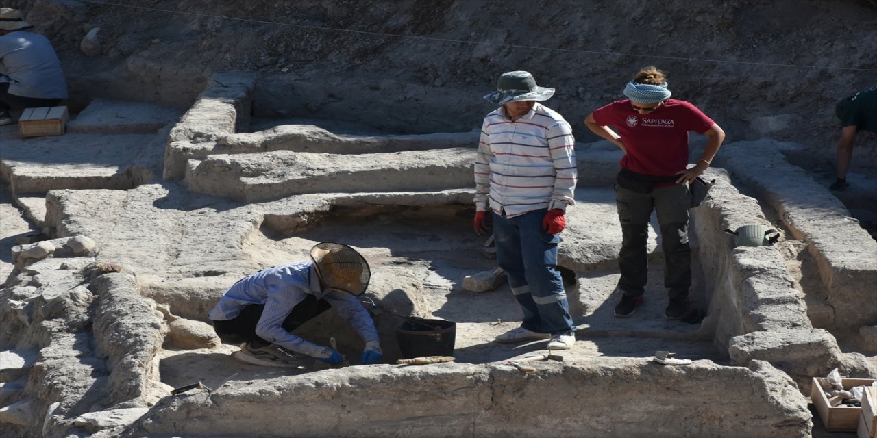 Malatya'daki Arslantepe Höyüğü'ndeki kazılarda milattan önce 4 bin 200-4 bin 400 yıllarına ait 2 metrelik fırın bulundu.