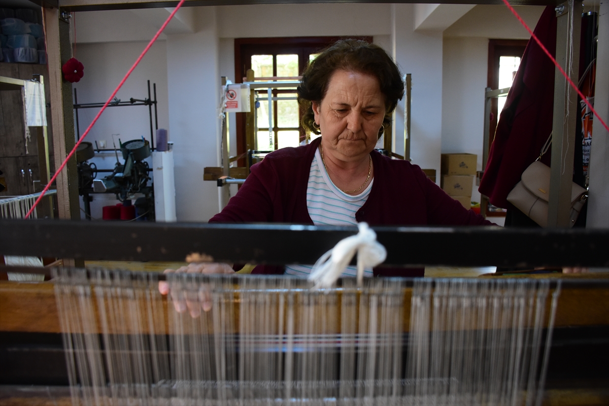Bilecikli kadınlar kente özgü dokumaları kendi çözgüleriyle yaşatıyor