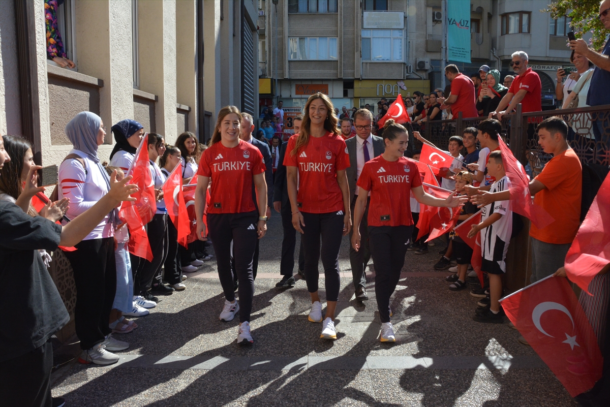 2024 Paris Olimpiyatları'nda mücadele eden 3 sporcu Balıkesir'de çiçeklerle karşılandı