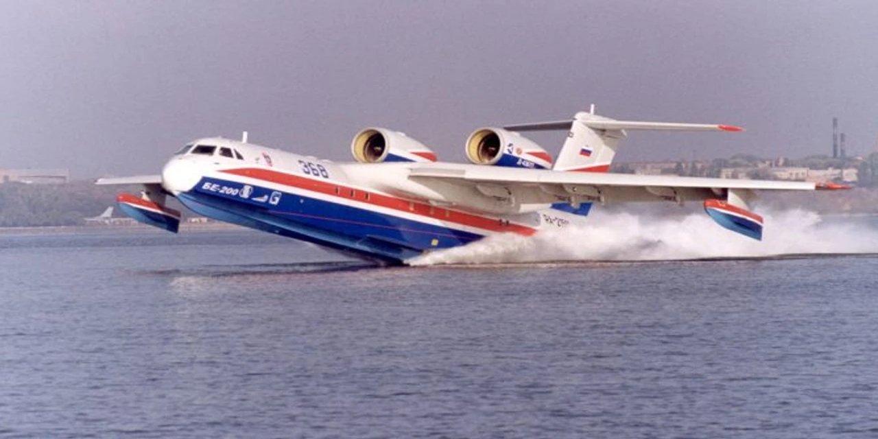 "12 ton su alma ve atma kapasitesine sahip Be-200 Amfibik Yangın Söndürme Uçağı da çalışmalara destek veriyor"