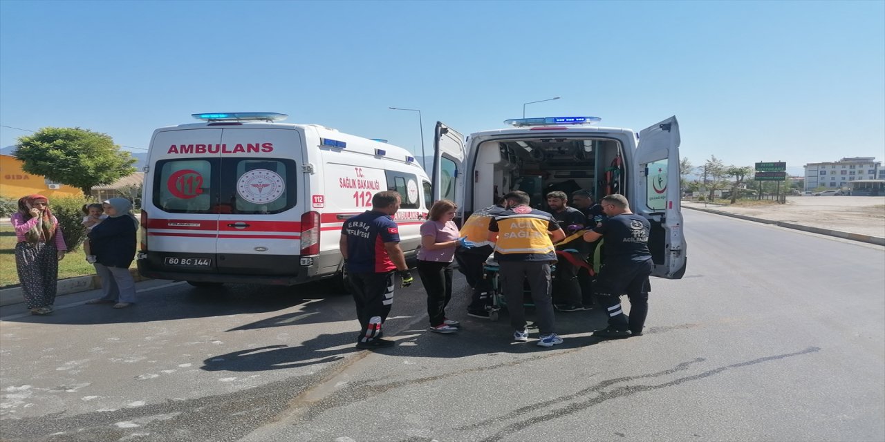 Erbaa'da kamyonetle otomobilin çarpıştığı kazada 6 kişi yaralandı.