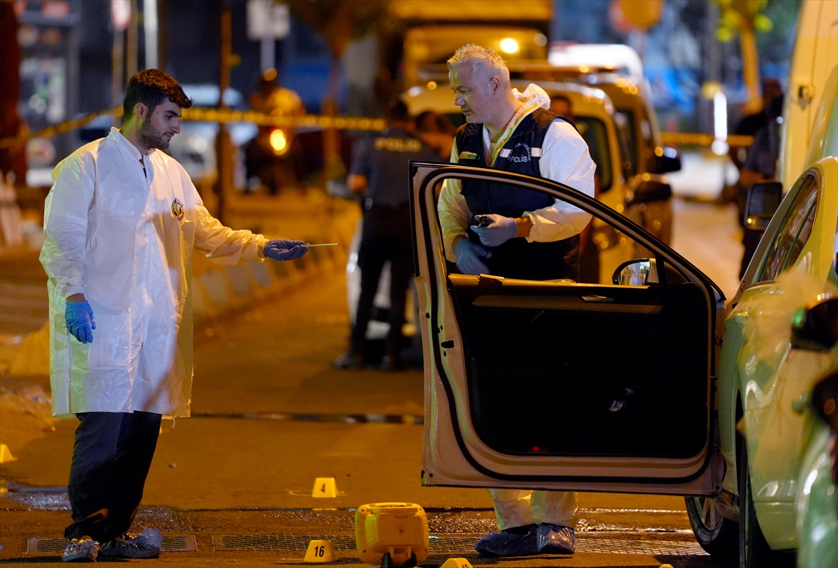 Sancaktepe'de otomobilleriyle trafiği tehlikeye düşüren şüphelilere 17 bin 768 lira para cezası uygulandı