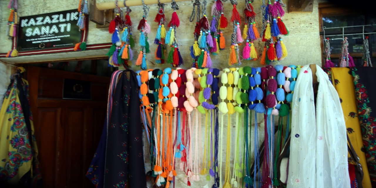 Şanlıurfa'da 82 yaşındaki kazaz Mehmet Emin Güngör, 75 yıldır sürdürdüğü mesleğini geleceğe aktarmak istiyor.